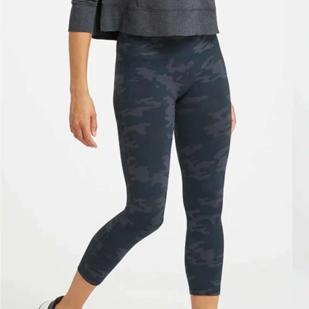 Spanx Look At Me Now Seamless Capri Leggings Camo